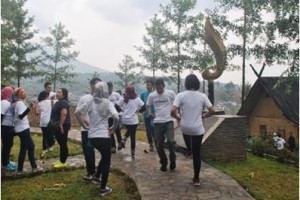 Peserta dari Bank Mandiri se- Jabar saat mengikuti Artbound du Akam Sentosa, Pasir Impun, Kabupaten Bandung.